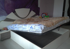 Подъемная кровать с накопителем